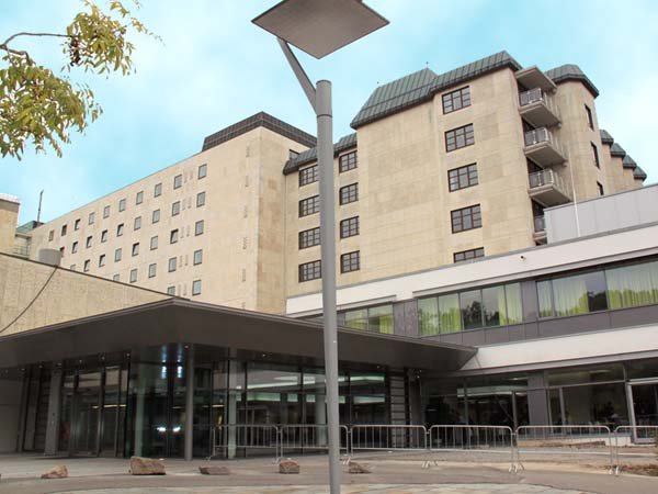 Kliniken Sindelfingen (Sindelfingen Hospital) (photo courtesy of Klinikverbund Südwest) Sindelfingen Hospital specializes in orthopedics and other musculoskeletal injuries and conditions, and has a wellness center. Specialties: orthopedics, musculoskeletal Address: Arthur-Gruber-Strasse 70 71065 Sindelfingen Telephone: 07031-98-0 Online: www.klinikverbund-suedwest.de, This web address will get you to the site of the parent company for both Böblingen and Sindelfingen hospitals. You can find links to the individual hospitals in a navigation panel on the left. A link to English language pages can be found at the bottom of the page.