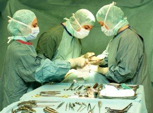 Orthopedic surgeons at the Sindelfingen Hospital perform an operation on a patient. The Sindelfingen Hospital provides specialty orthopedic care, as well as procedures and care for other musculoskeletal injuries and conditions -- Photo courtesy of the Klinikverbund Südwest. 