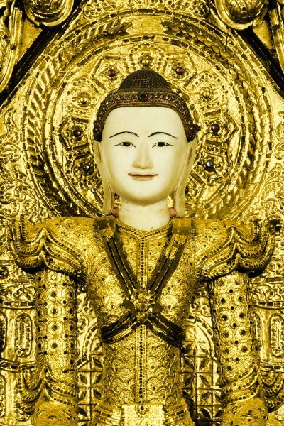 Buddha_auf_einem_Thronsitz__Myanmar__fruehes_20__Jh___Detail__Foto_Anatol_Dreyer__Linden-Museum_Stuttgart