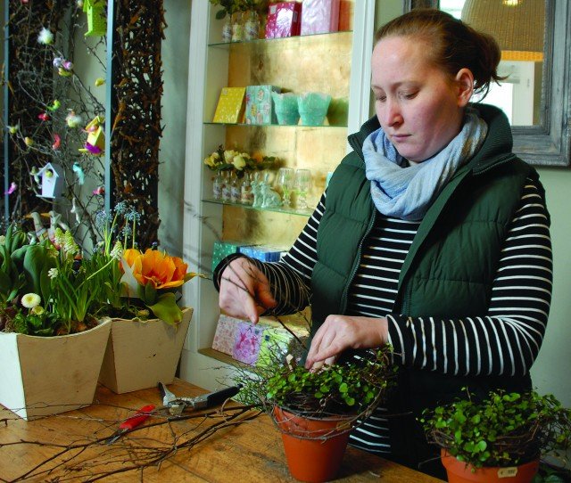 Lena Gschwind, una florista en Esslingen, forma una pequeña corona de ramas de abedul para crear un ramo de Pascua el año pasado. - Foto de Carola Meusel, Oficina de Asuntos Públicos de la USAG en Stuttgart.