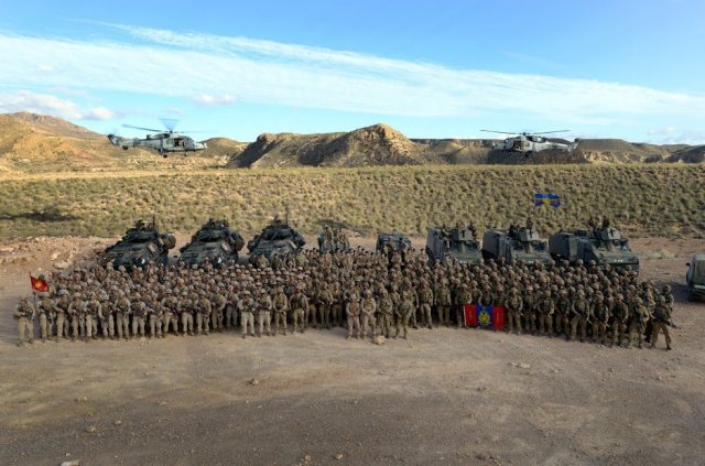 U.S. Marines and members of the British Corps of Royal Marines gather for a group photo in the mountains on the Spanish Base Alvarez de Sotomayor, Almeria, Spain Oct. 27, 2015 during the NATO led Exercise Trident Juncture 2015 (TJ15). TJ15 was NATO's largest training exercise since 2002 and included more than 30 nations and 36,000 service members. — U.S. Army photo by Jason Johnston.