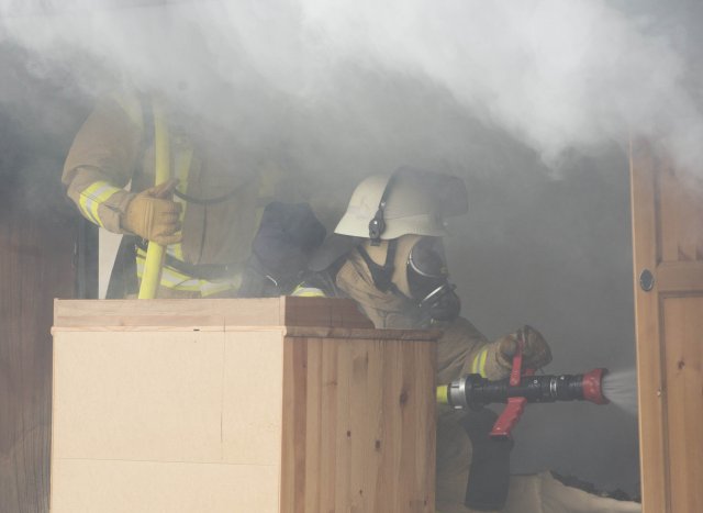 USAG Stuttgart Fire Department demonstrate a typical house re by starting a fire on a residential couch to show the attendees the speed in which fire spreads and what the fire ghter’s actions to extinguish the blaze would be.