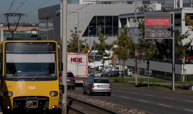 The photo depicts a scoreboard announcing fine dust alert in Stuttgart at Heilbronner Strasse. According to the city of Stuttgart, the fine dust season is now set between October and April 2017. Photo courtesy of city of Stuttgart/LeifPiechowski.