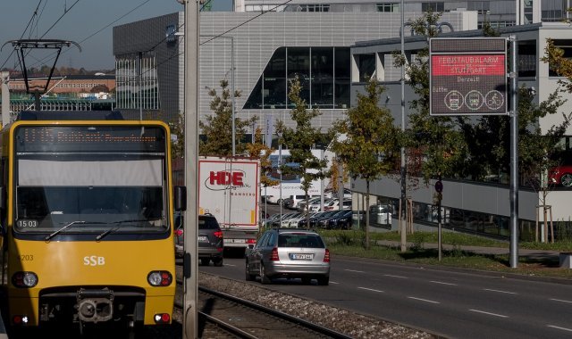 The photo depicts a scoreboard announcing fine dust alert in Stuttgart at Heilbronner Strasse. According to the city of Stuttgart, the fine dust season is now set between October and April 2017. Photo courtesy of city of Stuttgart/LeifPiechowski. 